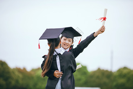 学生毕业拥抱告别背景图片