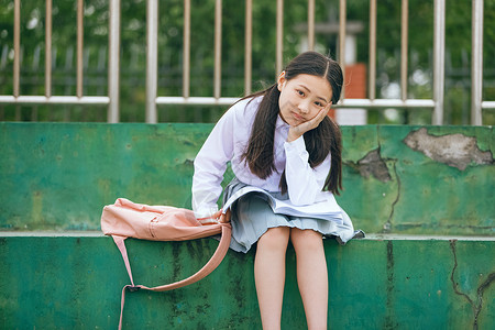 小学生操场看书背景图片