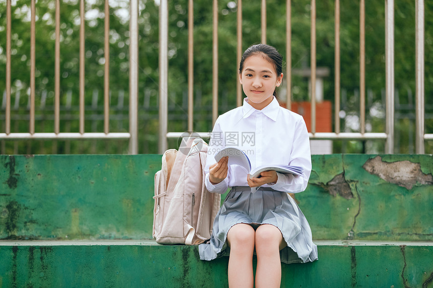 小学生操场看书图片