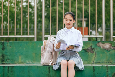 小学生操场看书背景图片