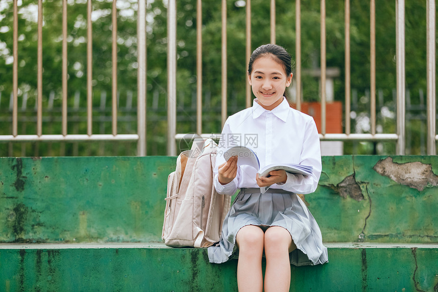 小学生操场看书图片