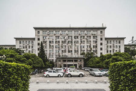 武汉华中科技大学华中科技大学行政楼背景