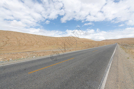 戈壁沙漠上的公路背景图片