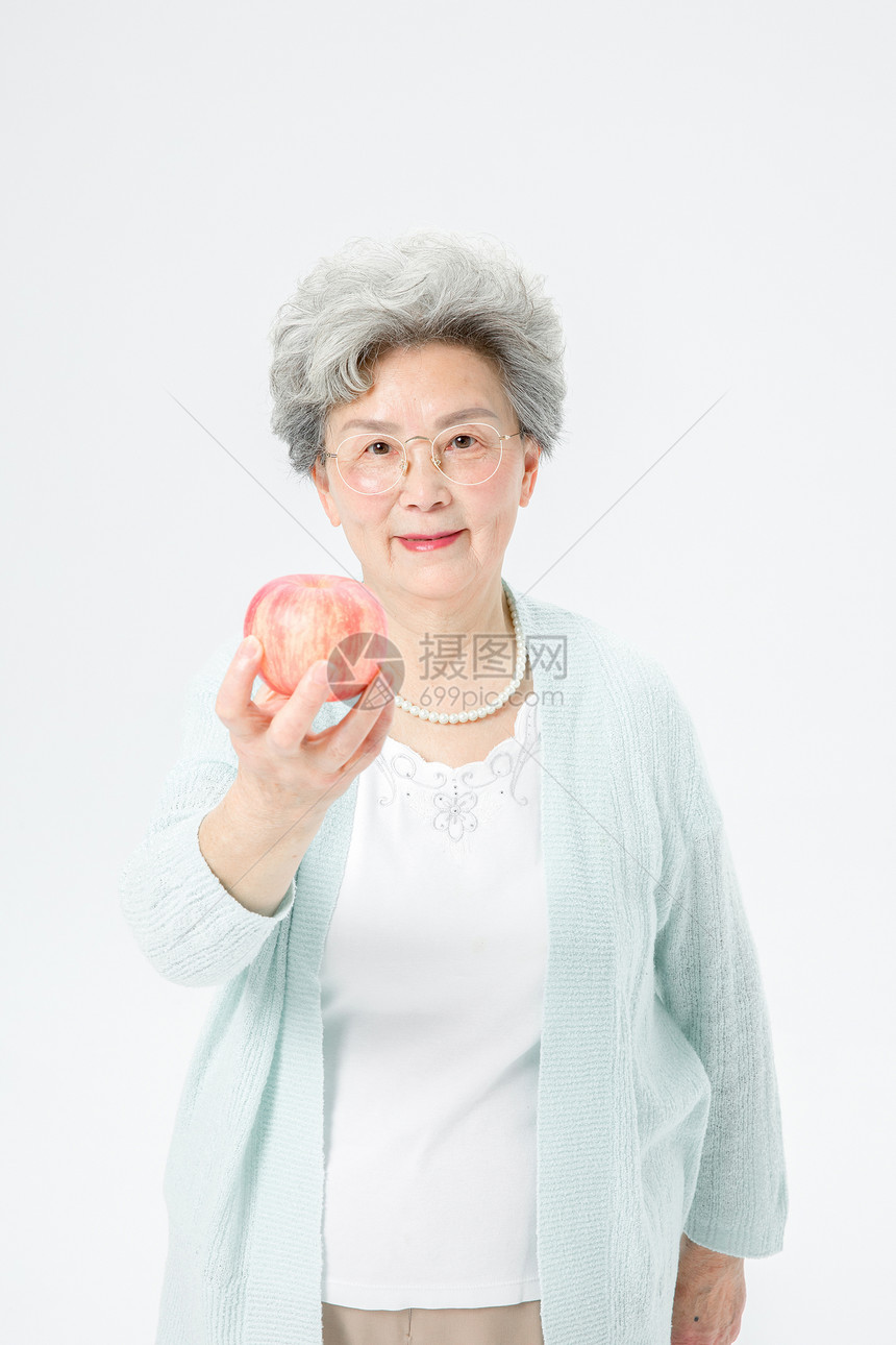 老人吃苹果图片