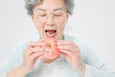 老人吃苹果老人擦嘴图片素材