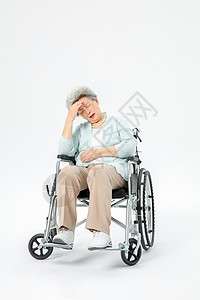 老人坐轮椅头疼背景图片