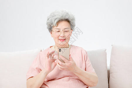 老人玩手机奶奶手机高清图片