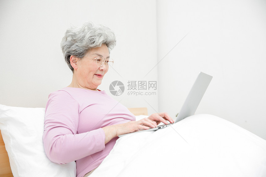 老人床上玩电脑图片
