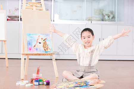 儿童在教室绘画图片