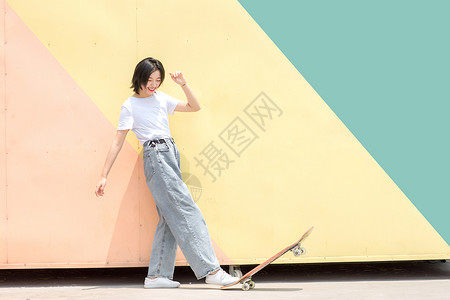 活力女青年玩滑板背景图片