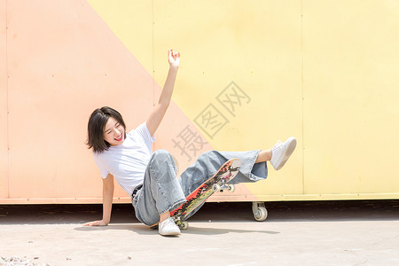 活力女青年玩滑板背景图片
