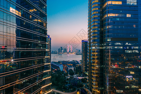 楼宇夜景楼宇中的东方之门背景