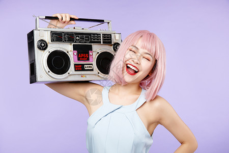 动感舞蹈美女抱着收音机背景