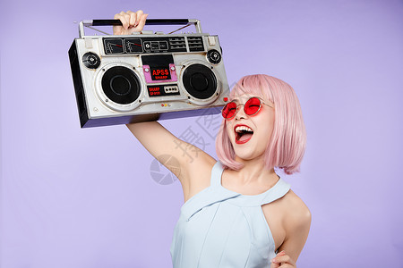 动感舞蹈美女抱着收音机背景