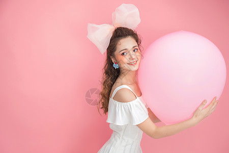 粉色桃心气球美妆少女背景