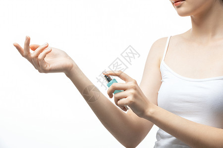 女人喷香水年轻女士喷香水背景