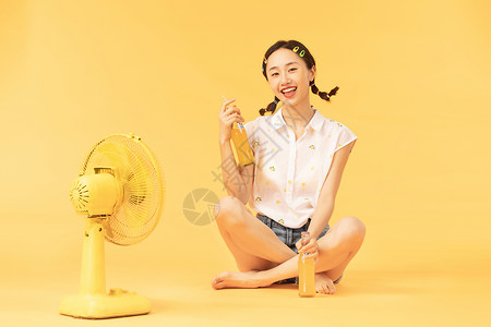 夏日美女喝汽水高清图片