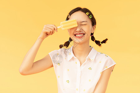 活泼的少女夏日美女吃冰棒背景