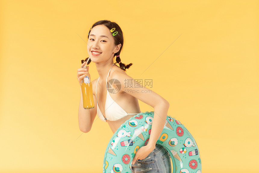 夏日美女喝汽水图片