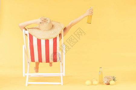 夏模特青年女子沙滩椅乘凉背景