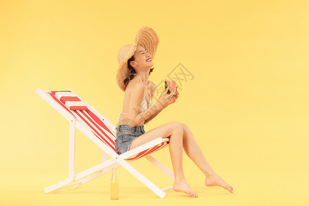 夏季泳装青年女子沙滩椅乘凉背景