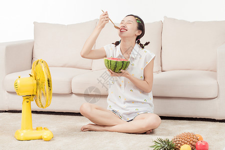 盛夏少女青年女子客厅吃西瓜背景