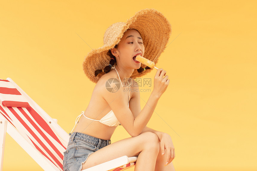 夏日美女吃冰棒图片