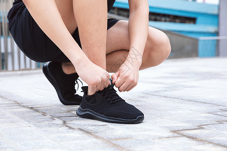 运动男性系鞋带锻炼高清图片素材