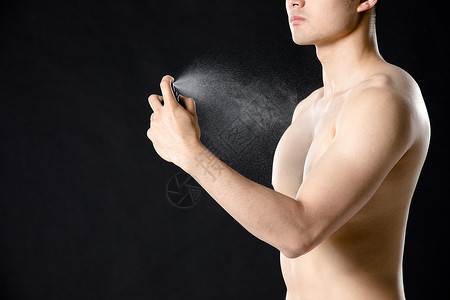 男性喷香水图片
