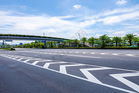 无人公路蓝天白云下公路背景