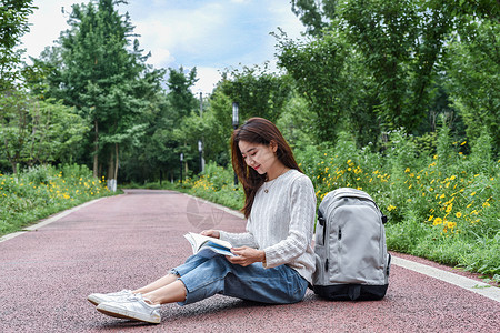 坐在地上看书学习的女同学图片