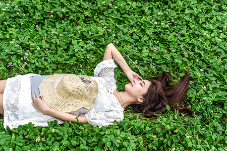 躺在草坪休息的女孩高清图片