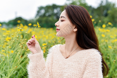 闻花香的美女背景图片