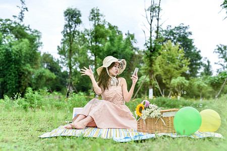 自拍女生坐在草地视频直播的女生背景