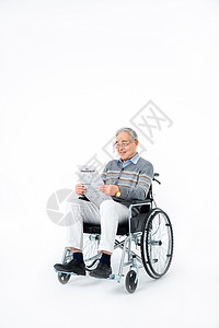 老人坐轮椅看报纸图片