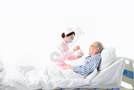 护士照顾老人吃饭背景图片