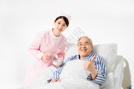 护士照顾老年人喂饭图片