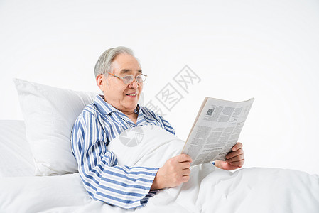 老人在病床上看报纸图片素材