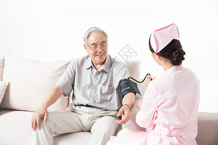 护士为老人测量血压晚年时光高清图片素材