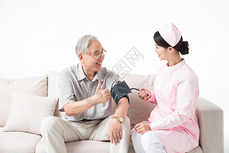 照顾老人护士为老人测量血压背景