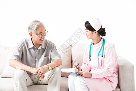 护士为老人测量心率高清图片