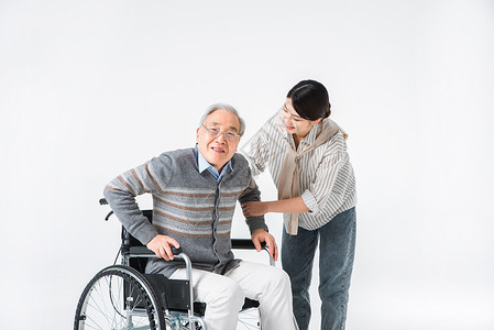 护工扶老人从轮椅上站起图片