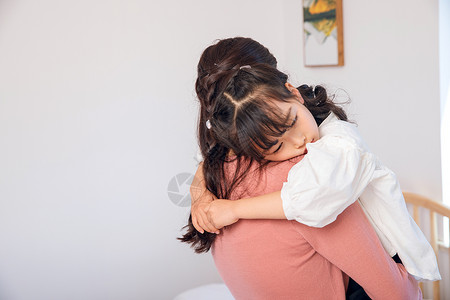 妈妈抱着小女孩妈妈哄孩子背景