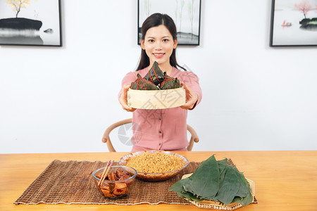 美女请你吃粽子美女端午节包粽子背景