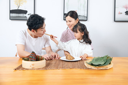 妈妈包粽子一家人吃粽子背景