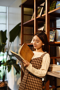 书店看书的女学生学习高清图片素材