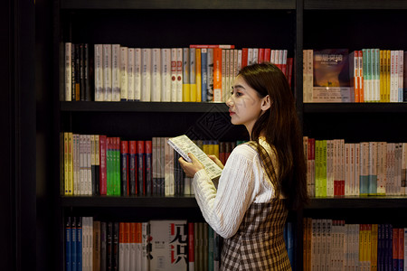 图书馆看书学习的女生书架高清图片素材