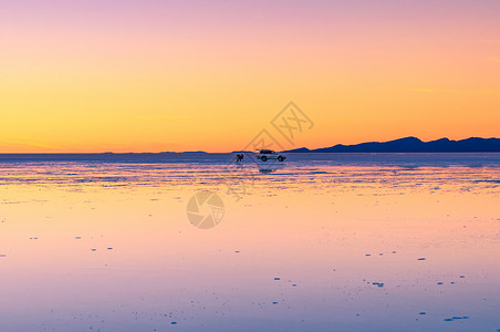 乌尤尼盐湖黄昏图片