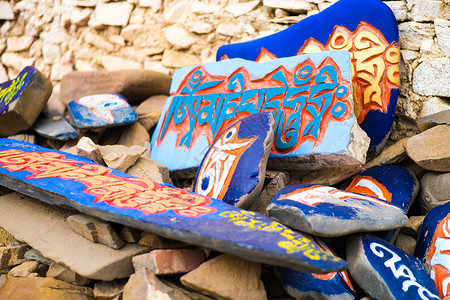 藏传文化色达彩色玛尼石背景