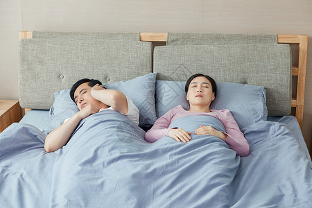 中年夫妇睡觉打鼾背景图片